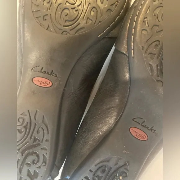 Clarks Artisan~Soft Black Leather Slip-On Flat~Gray Stitching Detail~Size 8.5