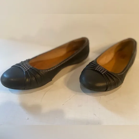 Clarks Artisan~Soft Black Leather Slip-On Flat~Gray Stitching Detail~Size 8.5