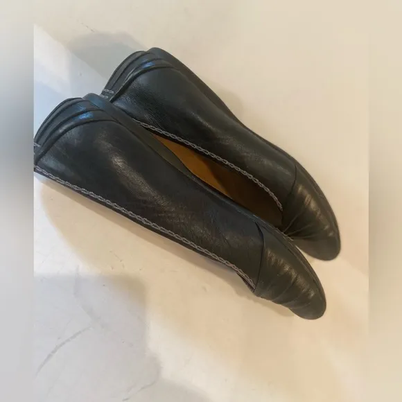 Clarks Artisan~Soft Black Leather Slip-On Flat~Gray Stitching Detail~Size 8.5