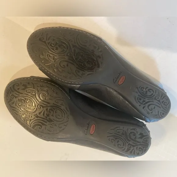 Clarks Artisan~Soft Black Leather Slip-On Flat~Gray Stitching Detail~Size 8.5
