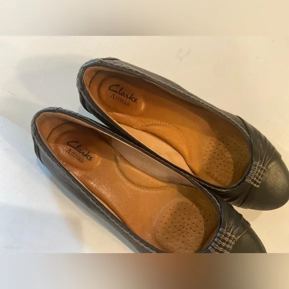 Clarks Artisan~Soft Black Leather Slip-On Flat~Gray Stitching Detail~Size 8.5