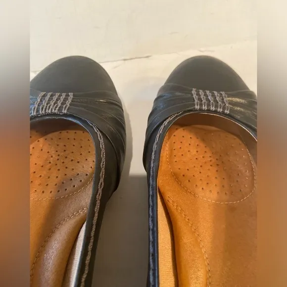 Clarks Artisan~Soft Black Leather Slip-On Flat~Gray Stitching Detail~Size 8.5