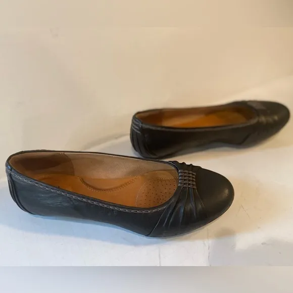 Clarks Artisan~Soft Black Leather Slip-On Flat~Gray Stitching Detail~Size 8.5