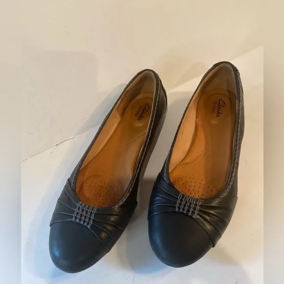 Clarks Artisan~Soft Black Leather Slip-On Flat~Gray Stitching Detail~Size 8.5