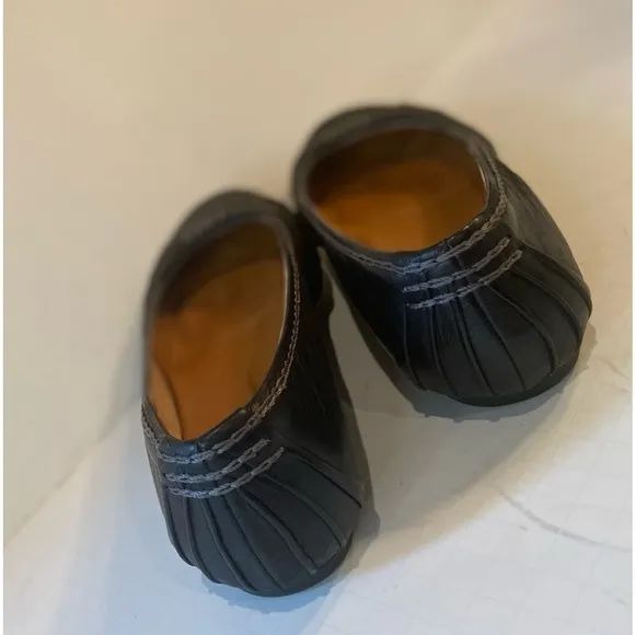 Clarks Artisan~Soft Black Leather Slip-On Flat~Gray Stitching Detail~Size 8.5