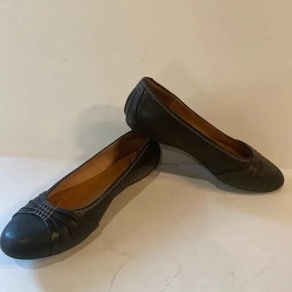 Clarks Artisan~Soft Black Leather Slip-On Flat~Gray Stitching Detail~Size 8.5