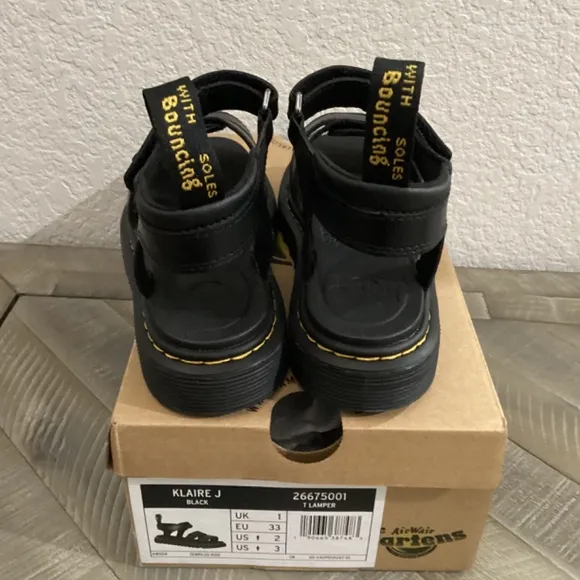 DR. MARTENS Klaire Sandal, size Boys 2/Girls 3, EU 33