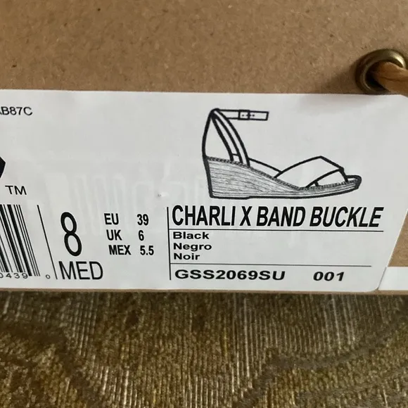 Kenneth Cole Sandals.‎ Charlie X band buckle.