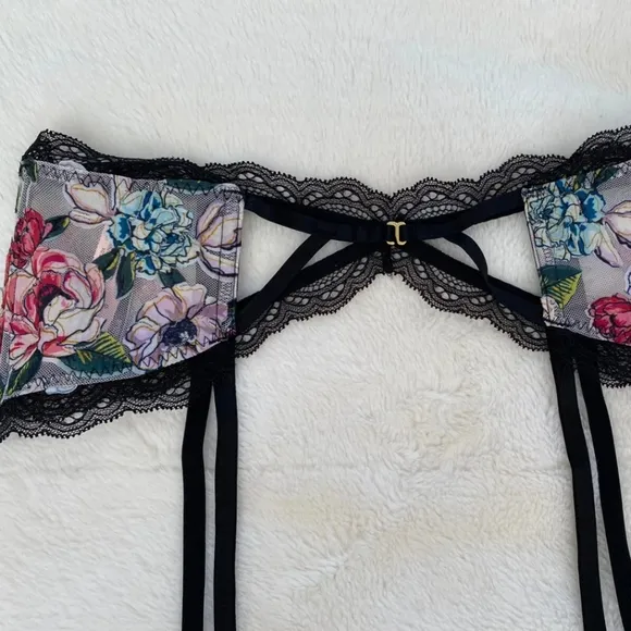Victoria's Secret Garter Belt Very Sexy Lingerie Black Floral M/L