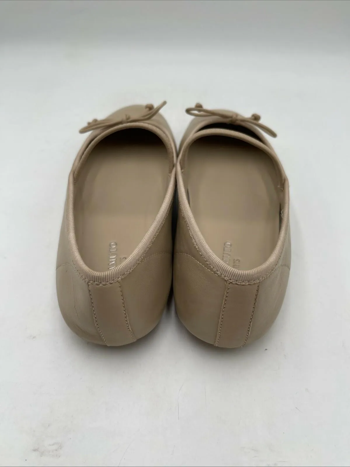 Vince Camuto Emily Travis  Reese Balet Flat Soft Buff Size 8.5M - Very Good