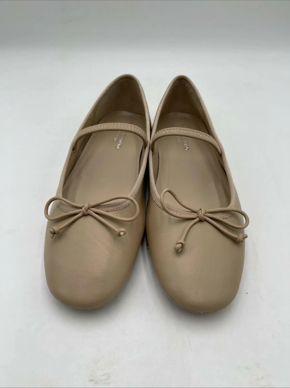 Vince Camuto Emily Travis  Reese Balet Flat Soft Buff Size 8.5M - Very Good